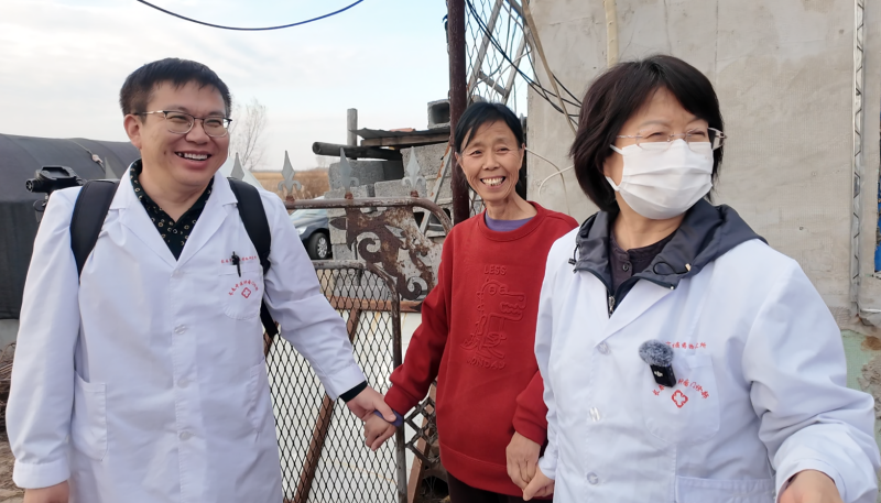 1761725162293142.png 石凤玲合影(1).png